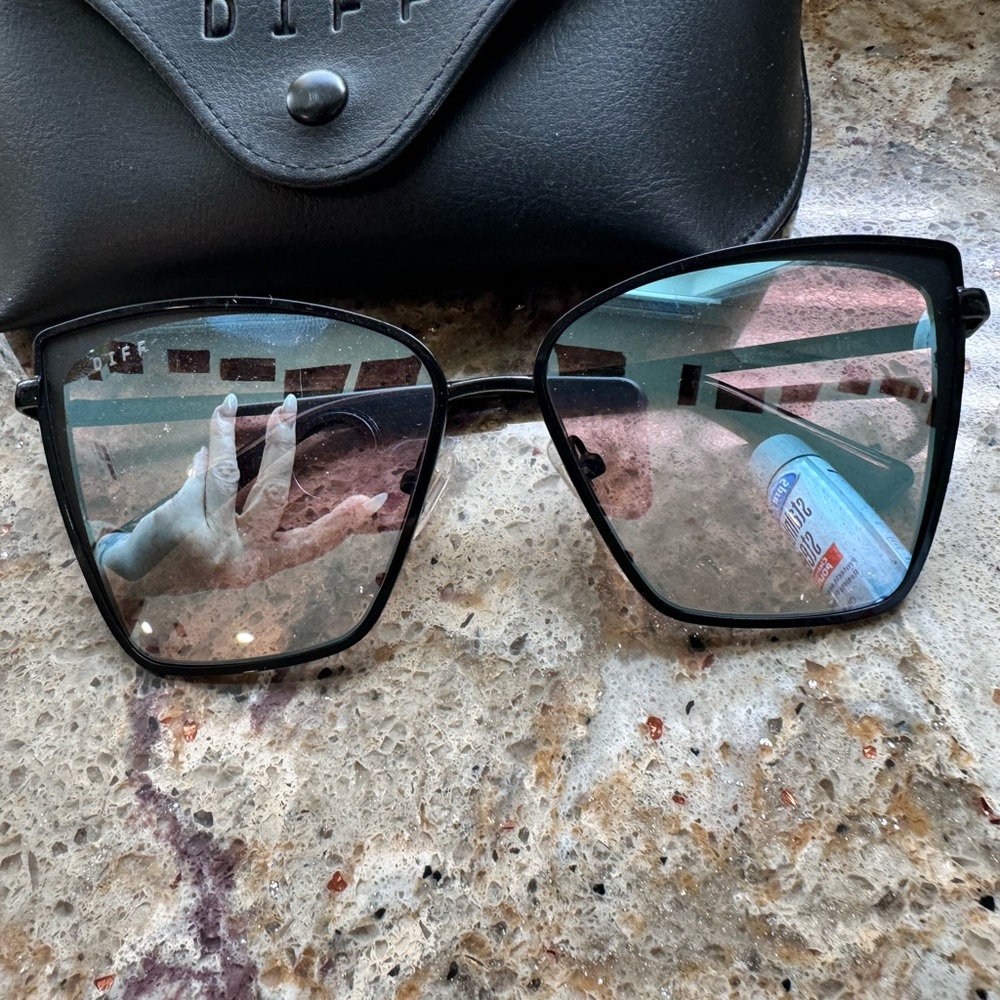 Diff eyewear New Sunglasses Becky Style Blk & Grey gradient. Non polarized.